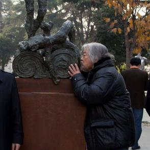 Parkview Green donated two Dali's sculptures and nine Chinese contemporary sculptures to Nanjing Art Institute
